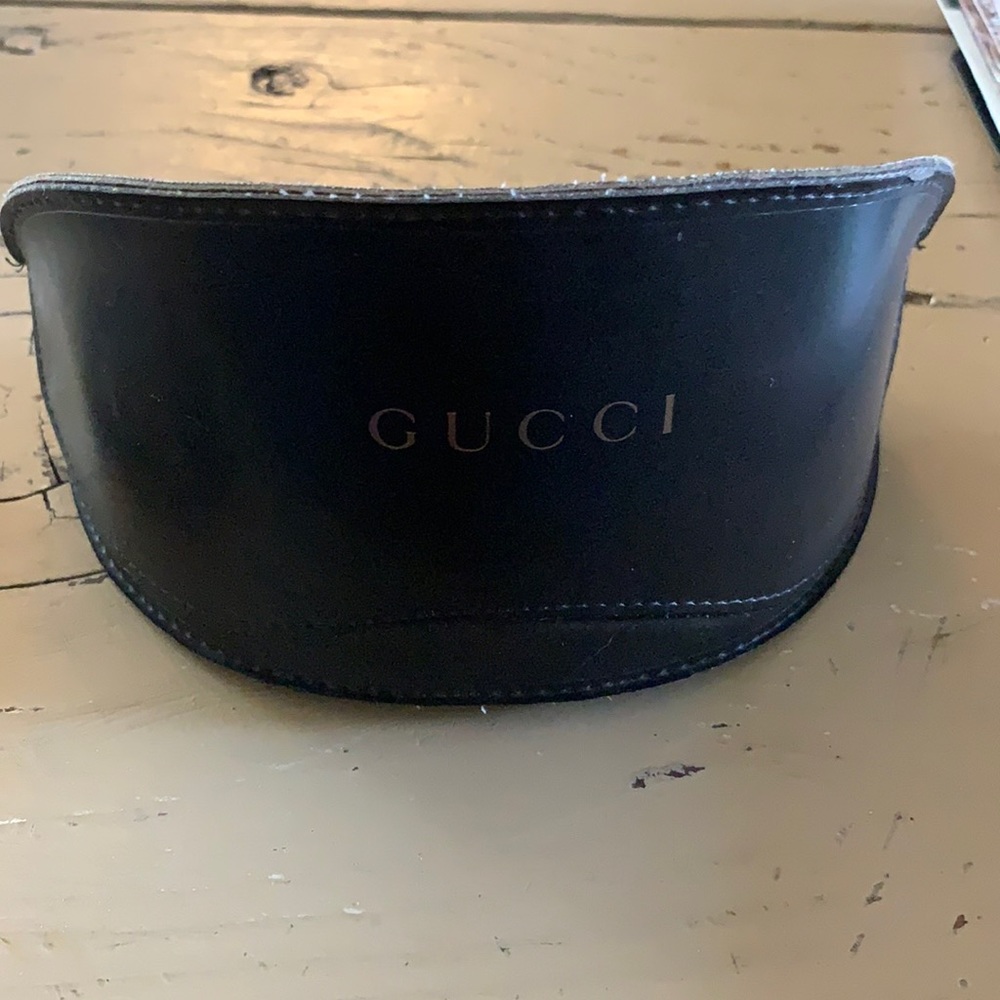 Gucci sunglass case & cloth (no sunglasses)